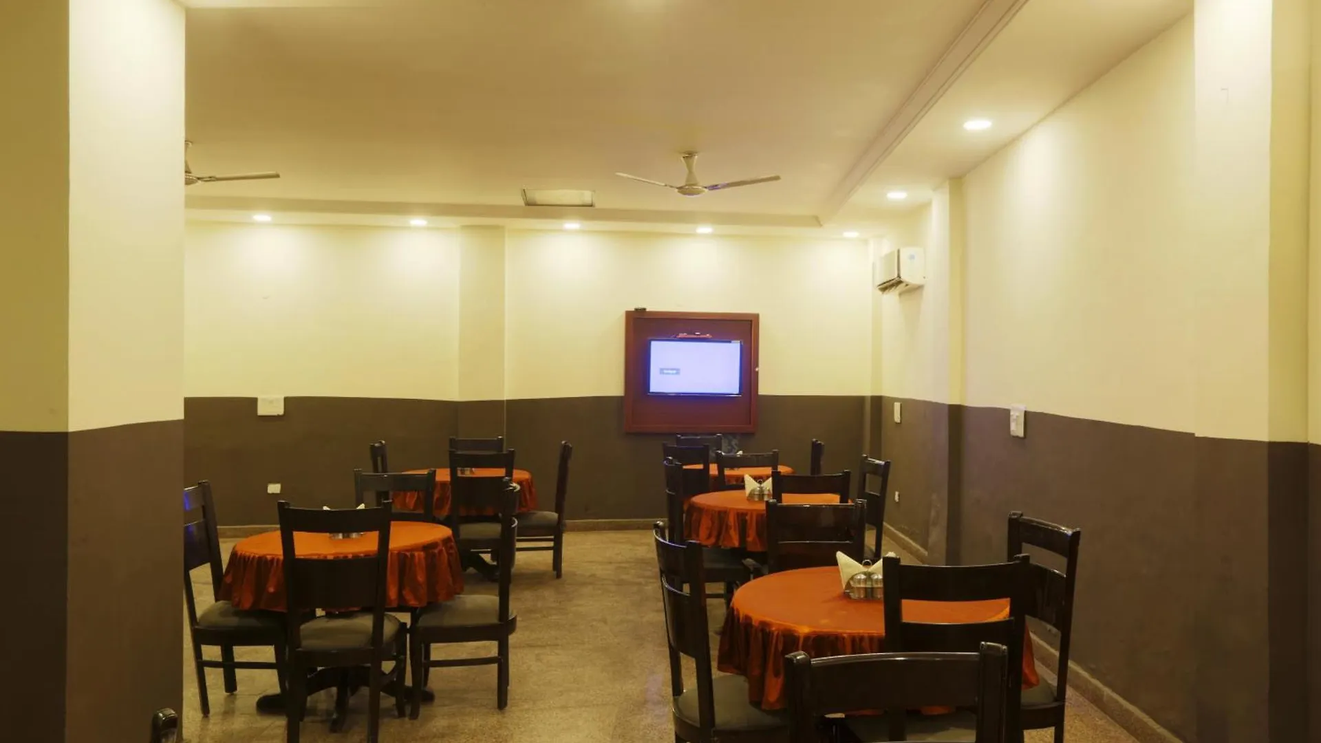 Hotel Ark Wood At Airport Nuova Delhi 3*,